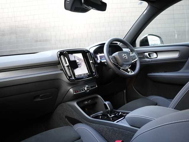 ボルボ ボルボ ＸＣ４０ ウルトラ B4 AWD ダークED 静岡県 2024(令6)年 0.1万km クリスタルホワイトP 特別仕様車/Dark エクステリア/ブラックグリル　ブラックルーフレール/ブラックガラスモール　ブラックドアミラー/googleナビゲーションCarPlay Bluetooth/全方位カメラ/ハーフレザーシート シートヒーター /前席パワーシート運転席メモリー機能/harman/kardonサラウンド/パワーバックドア /ワイヤレス充電/DSRCETC
