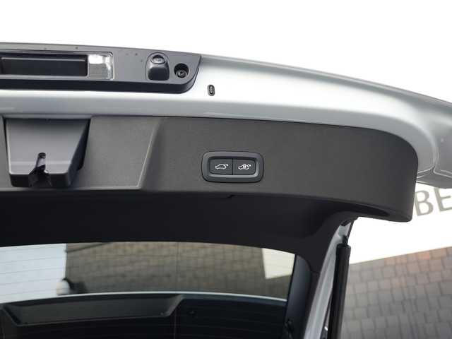 ボルボ ボルボ ＸＣ４０ ウルトラ B4 AWD ダークED 静岡県 2024(令6)年 0.1万km クリスタルホワイトP 特別仕様車/Dark エクステリア/ブラックグリル　ブラックルーフレール/ブラックガラスモール　ブラックドアミラー/googleナビゲーションCarPlay Bluetooth/全方位カメラ/ハーフレザーシート シートヒーター /前席パワーシート運転席メモリー機能/harman/kardonサラウンド/パワーバックドア /ワイヤレス充電/DSRCETC