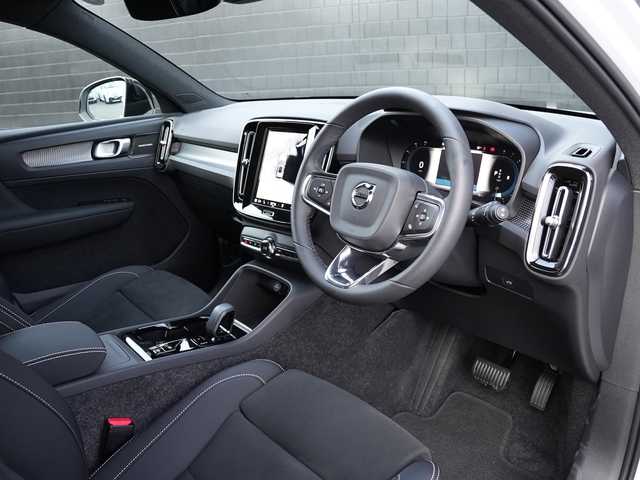 ボルボ ボルボ ＸＣ４０ ウルトラ B4 AWD ダークED 静岡県 2024(令6)年 0.1万km クリスタルホワイトP 特別仕様車/Dark エクステリア/ブラックグリル　ブラックルーフレール/ブラックガラスモール　ブラックドアミラー/googleナビゲーションCarPlay Bluetooth/全方位カメラ/ハーフレザーシート シートヒーター /前席パワーシート運転席メモリー機能/harman/kardonサラウンド/パワーバックドア /ワイヤレス充電/DSRCETC