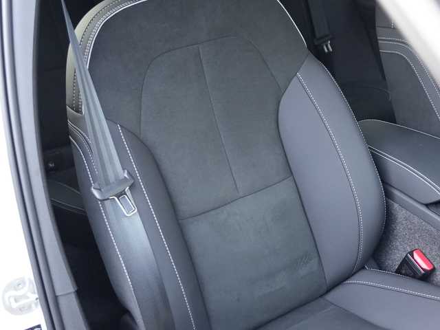 ボルボ ボルボ ＸＣ４０ ウルトラ B4 AWD ダークED 静岡県 2024(令6)年 0.1万km クリスタルホワイトP 特別仕様車/Dark エクステリア/ブラックグリル　ブラックルーフレール/ブラックガラスモール　ブラックドアミラー/googleナビゲーションCarPlay Bluetooth/全方位カメラ/ハーフレザーシート シートヒーター /前席パワーシート運転席メモリー機能/harman/kardonサラウンド/パワーバックドア /ワイヤレス充電/DSRCETC