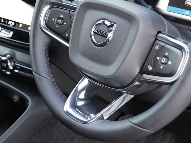 ボルボ ボルボ ＸＣ４０ ウルトラ B4 AWD ダークED 静岡県 2024(令6)年 0.1万km クリスタルホワイトP 特別仕様車/Dark エクステリア/ブラックグリル　ブラックルーフレール/ブラックガラスモール　ブラックドアミラー/googleナビゲーションCarPlay Bluetooth/全方位カメラ/ハーフレザーシート シートヒーター /前席パワーシート運転席メモリー機能/harman/kardonサラウンド/パワーバックドア /ワイヤレス充電/DSRCETC