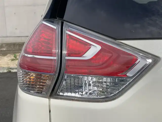 日産 エクストレイル 20X エマージェンシーブレーキ 静岡県 2015(平27)年 5.7万km ブリリアントホワイトパール エマージェンシーブレーキ/純正SDナビ(MP315D-W)/　AM FM CD DVD Bluetooth MSV/ビルトインETC/バックモニター/LEDオートヘッドランプ/シートヒーター(前席)/前後方クリアランスソナー/純正17インチアルミホイール/スマートキー＆プッシュスタート/アイドリングストップ/撥水カプロンシート/後席フリップダウンモニター/フルセグTV