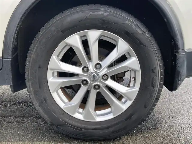 日産 エクストレイル 20X エマージェンシーブレーキ 静岡県 2015(平27)年 5.7万km ブリリアントホワイトパール エマージェンシーブレーキ/純正SDナビ(MP315D-W)/　AM FM CD DVD Bluetooth MSV/ビルトインETC/バックモニター/LEDオートヘッドランプ/シートヒーター(前席)/前後方クリアランスソナー/純正17インチアルミホイール/スマートキー＆プッシュスタート/アイドリングストップ/撥水カプロンシート/後席フリップダウンモニター/フルセグTV