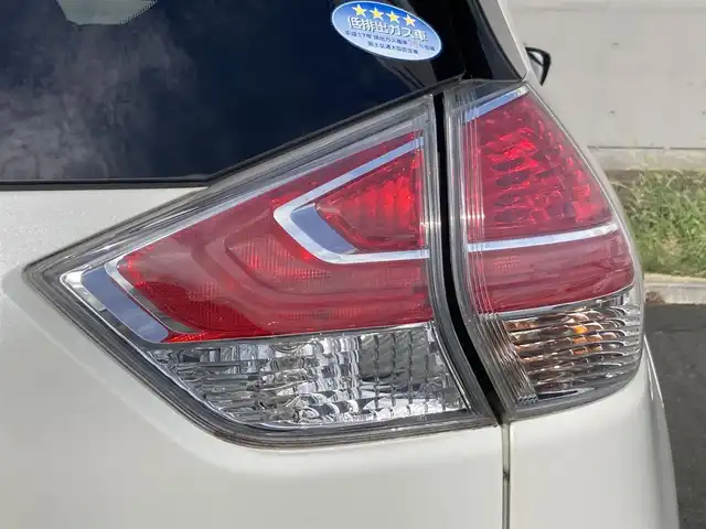 日産 エクストレイル 20X エマージェンシーブレーキ 静岡県 2015(平27)年 5.7万km ブリリアントホワイトパール エマージェンシーブレーキ/純正SDナビ(MP315D-W)/　AM FM CD DVD Bluetooth MSV/ビルトインETC/バックモニター/LEDオートヘッドランプ/シートヒーター(前席)/前後方クリアランスソナー/純正17インチアルミホイール/スマートキー＆プッシュスタート/アイドリングストップ/撥水カプロンシート/後席フリップダウンモニター/フルセグTV