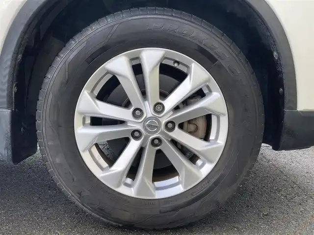 日産 エクストレイル 20X エマージェンシーブレーキ 静岡県 2015(平27)年 5.7万km ブリリアントホワイトパール エマージェンシーブレーキ/純正SDナビ(MP315D-W)/　AM FM CD DVD Bluetooth MSV/ビルトインETC/バックモニター/LEDオートヘッドランプ/シートヒーター(前席)/前後方クリアランスソナー/純正17インチアルミホイール/スマートキー＆プッシュスタート/アイドリングストップ/撥水カプロンシート/後席フリップダウンモニター/フルセグTV
