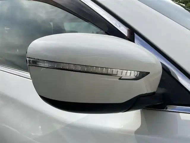 日産 エクストレイル 20X エマージェンシーブレーキ 静岡県 2015(平27)年 5.7万km ブリリアントホワイトパール エマージェンシーブレーキ/純正SDナビ(MP315D-W)/　AM FM CD DVD Bluetooth MSV/ビルトインETC/バックモニター/LEDオートヘッドランプ/シートヒーター(前席)/前後方クリアランスソナー/純正17インチアルミホイール/スマートキー＆プッシュスタート/アイドリングストップ/撥水カプロンシート/後席フリップダウンモニター/フルセグTV