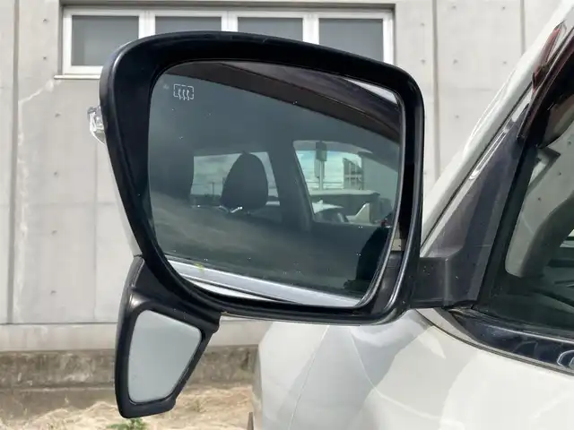 日産 エクストレイル 20X エマージェンシーブレーキ 静岡県 2015(平27)年 5.7万km ブリリアントホワイトパール エマージェンシーブレーキ/純正SDナビ(MP315D-W)/　AM FM CD DVD Bluetooth MSV/ビルトインETC/バックモニター/LEDオートヘッドランプ/シートヒーター(前席)/前後方クリアランスソナー/純正17インチアルミホイール/スマートキー＆プッシュスタート/アイドリングストップ/撥水カプロンシート/後席フリップダウンモニター/フルセグTV