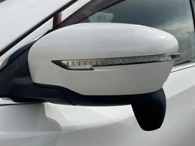日産 エクストレイル 20X エマージェンシーブレーキ 静岡県 2015(平27)年 5.7万km ブリリアントホワイトパール エマージェンシーブレーキ/純正SDナビ(MP315D-W)/　AM FM CD DVD Bluetooth MSV/ビルトインETC/バックモニター/LEDオートヘッドランプ/シートヒーター(前席)/前後方クリアランスソナー/純正17インチアルミホイール/スマートキー＆プッシュスタート/アイドリングストップ/撥水カプロンシート/後席フリップダウンモニター/フルセグTV