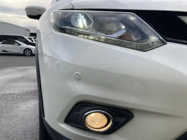 日産 エクストレイル 20X エマージェンシーブレーキ 静岡県 2015(平27)年 5.7万km ブリリアントホワイトパール エマージェンシーブレーキ/純正SDナビ(MP315D-W)/　AM FM CD DVD Bluetooth MSV/ビルトインETC/バックモニター/LEDオートヘッドランプ/シートヒーター(前席)/前後方クリアランスソナー/純正17インチアルミホイール/スマートキー＆プッシュスタート/アイドリングストップ/撥水カプロンシート/後席フリップダウンモニター/フルセグTV