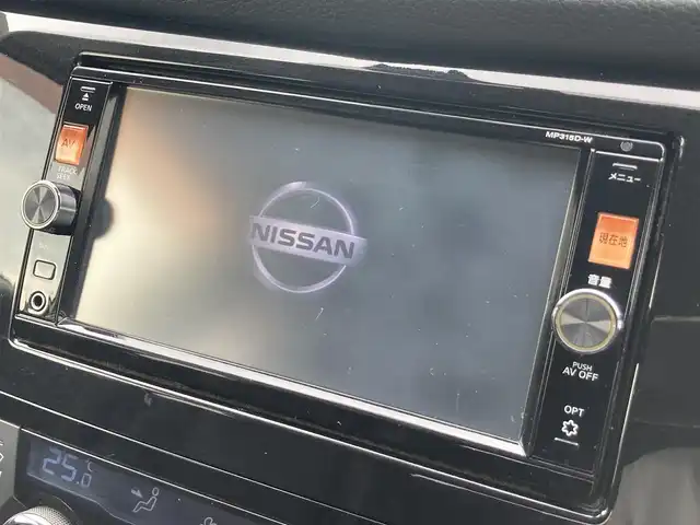 日産 エクストレイル 20X エマージェンシーブレーキ 静岡県 2015(平27)年 5.7万km ブリリアントホワイトパール エマージェンシーブレーキ/純正SDナビ(MP315D-W)/　AM FM CD DVD Bluetooth MSV/ビルトインETC/バックモニター/LEDオートヘッドランプ/シートヒーター(前席)/前後方クリアランスソナー/純正17インチアルミホイール/スマートキー＆プッシュスタート/アイドリングストップ/撥水カプロンシート/後席フリップダウンモニター/フルセグTV