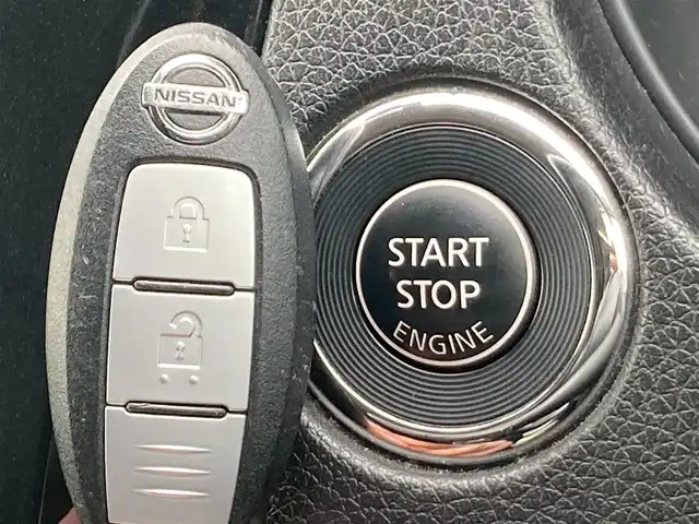日産 エクストレイル 20X エマージェンシーブレーキ 静岡県 2015(平27)年 5.7万km ブリリアントホワイトパール エマージェンシーブレーキ/純正SDナビ(MP315D-W)/　AM FM CD DVD Bluetooth MSV/ビルトインETC/バックモニター/LEDオートヘッドランプ/シートヒーター(前席)/前後方クリアランスソナー/純正17インチアルミホイール/スマートキー＆プッシュスタート/アイドリングストップ/撥水カプロンシート/後席フリップダウンモニター/フルセグTV