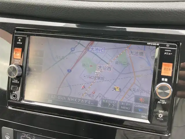 日産 エクストレイル 20X エマージェンシーブレーキ 静岡県 2015(平27)年 5.7万km ブリリアントホワイトパール エマージェンシーブレーキ/純正SDナビ(MP315D-W)/　AM FM CD DVD Bluetooth MSV/ビルトインETC/バックモニター/LEDオートヘッドランプ/シートヒーター(前席)/前後方クリアランスソナー/純正17インチアルミホイール/スマートキー＆プッシュスタート/アイドリングストップ/撥水カプロンシート/後席フリップダウンモニター/フルセグTV