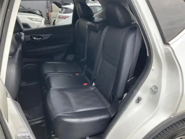 日産 エクストレイル 20X エマージェンシーブレーキ 静岡県 2015(平27)年 5.7万km ブリリアントホワイトパール エマージェンシーブレーキ/純正SDナビ(MP315D-W)/　AM FM CD DVD Bluetooth MSV/ビルトインETC/バックモニター/LEDオートヘッドランプ/シートヒーター(前席)/前後方クリアランスソナー/純正17インチアルミホイール/スマートキー＆プッシュスタート/アイドリングストップ/撥水カプロンシート/後席フリップダウンモニター/フルセグTV
