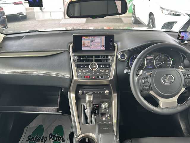 レクサス ＮＸ 300h Iパッケージ 京都府 2020(令2)年 12.9万km グラファイトブラックガラスフレーク 純正ナビ/フルセグTV/Bluetooth/CD/DVD/SD/AUX/Miracast/バックカメラ/3眼LEDヘッドライト/レーダークルーズコントロール/ステアリングヒーター/メモリー付きパワーシート/シートヒーター/電動パーキングブレーキ/パドルシフト/ビルトインETC2.0/前後ドライブレコーダー/レーダー探知機/ステアリングスイッチ/オールオートパワーウィンドウ/禁煙車