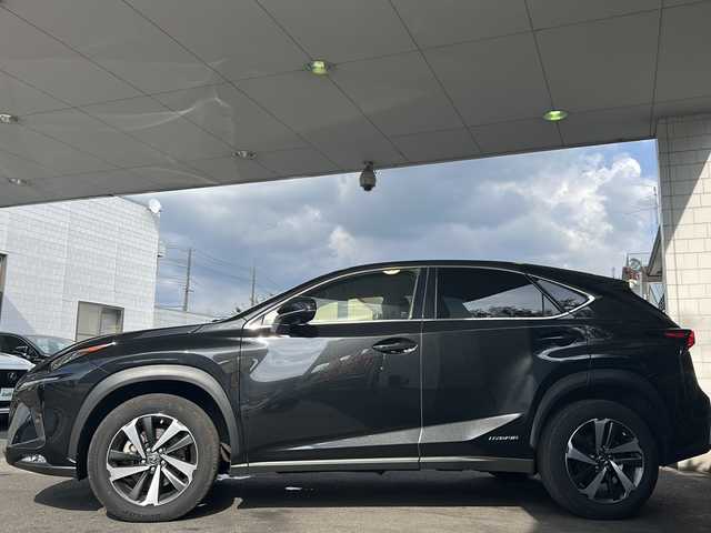 レクサス ＮＸ 300h Iパッケージ 京都府 2020(令2)年 12.9万km グラファイトブラックガラスフレーク 純正ナビ/フルセグTV/Bluetooth/CD/DVD/SD/AUX/Miracast/バックカメラ/3眼LEDヘッドライト/レーダークルーズコントロール/ステアリングヒーター/メモリー付きパワーシート/シートヒーター/電動パーキングブレーキ/パドルシフト/ビルトインETC2.0/前後ドライブレコーダー/レーダー探知機/ステアリングスイッチ/オールオートパワーウィンドウ/禁煙車