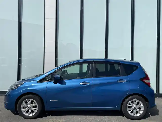 日産 ノート e－パワー X Vセレクション 大阪府 2020(令2)年 2.6万km シャイニングブルー 全方位カメラ　/社外ナビ　/アルパインナビ　/追従型クルーズコントロール　/ＥＴＣ　/Ｂｌｕｅｔｏｏｔｈ　/ミュージックプレーヤー　/ミュージックサーバー/純正マット　/前後ドライブレコーダー　/レーンアシスト　/CD/DVD再生機能あり