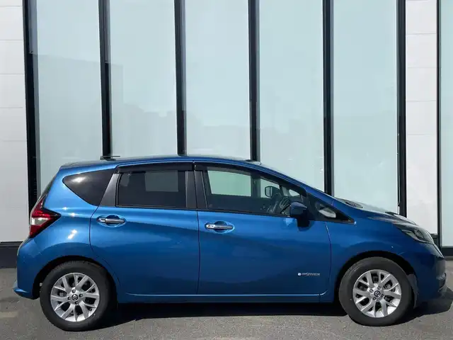 日産 ノート e－パワー X Vセレクション 大阪府 2020(令2)年 2.6万km シャイニングブルー 全方位カメラ　/社外ナビ　/アルパインナビ　/追従型クルーズコントロール　/ＥＴＣ　/Ｂｌｕｅｔｏｏｔｈ　/ミュージックプレーヤー　/ミュージックサーバー/純正マット　/前後ドライブレコーダー　/レーンアシスト　/CD/DVD再生機能あり