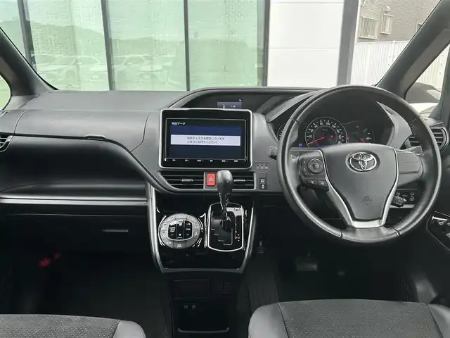 トヨタ ヴォクシー ZS 煌Ⅲ 香川県 2021(令3)年 2.6万km ブラック トヨタセーフティーセンス/・プリクラッシュ（衝突軽減）/・LDA（車線逸脱警報）/純正9インチSDナビ/純正12インチフリップダウン/両側電動スライドドア/ハーフレザーシート/革巻きステアリング/ステアリングリモコン/クルーズコントロール/前席USBポート/リアロールサンシェード/LEDヘッドライト/LEDフォグライト/ビルトインETC/純正16インチアルミ/スマートキー/プッシュスタート