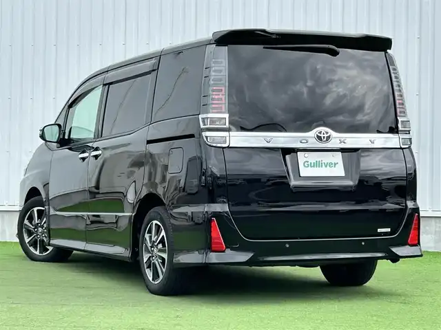 トヨタ ヴォクシー ZS 煌Ⅲ 香川県 2021(令3)年 2.6万km ブラック トヨタセーフティーセンス/・プリクラッシュ（衝突軽減）/・LDA（車線逸脱警報）/純正9インチSDナビ/純正12インチフリップダウン/両側電動スライドドア/ハーフレザーシート/革巻きステアリング/ステアリングリモコン/クルーズコントロール/前席USBポート/リアロールサンシェード/LEDヘッドライト/LEDフォグライト/ビルトインETC/純正16インチアルミ/スマートキー/プッシュスタート