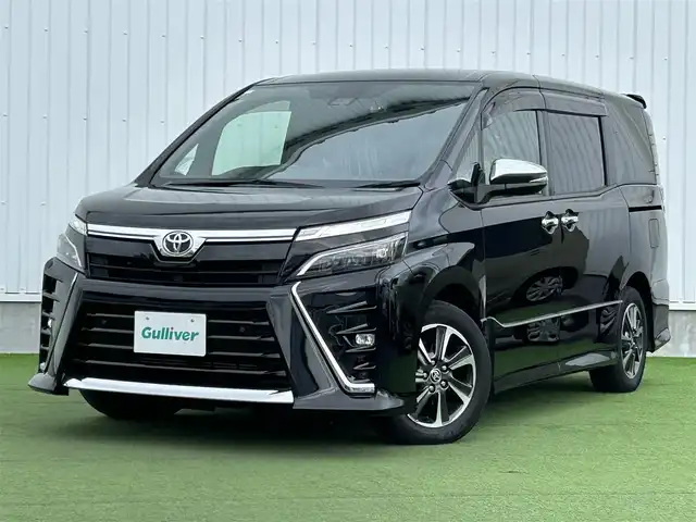 トヨタ ヴォクシー ZS 煌Ⅲ 香川県 2021(令3)年 2.6万km ブラック トヨタセーフティーセンス/・プリクラッシュ（衝突軽減）/・LDA（車線逸脱警報）/純正9インチSDナビ/純正12インチフリップダウン/両側電動スライドドア/ハーフレザーシート/革巻きステアリング/ステアリングリモコン/クルーズコントロール/前席USBポート/リアロールサンシェード/LEDヘッドライト/LEDフォグライト/ビルトインETC/純正16インチアルミ/スマートキー/プッシュスタート