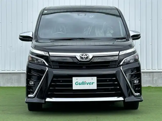 トヨタ ヴォクシー ZS 煌Ⅲ 香川県 2021(令3)年 2.6万km ブラック トヨタセーフティーセンス/・プリクラッシュ（衝突軽減）/・LDA（車線逸脱警報）/純正9インチSDナビ/純正12インチフリップダウン/両側電動スライドドア/ハーフレザーシート/革巻きステアリング/ステアリングリモコン/クルーズコントロール/前席USBポート/リアロールサンシェード/LEDヘッドライト/LEDフォグライト/ビルトインETC/純正16インチアルミ/スマートキー/プッシュスタート