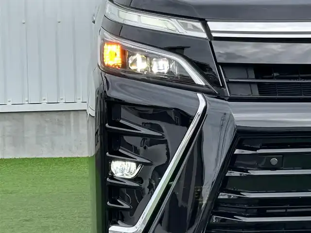 トヨタ ヴォクシー ZS 煌Ⅲ 香川県 2021(令3)年 2.6万km ブラック トヨタセーフティーセンス/・プリクラッシュ（衝突軽減）/・LDA（車線逸脱警報）/純正9インチSDナビ/純正12インチフリップダウン/両側電動スライドドア/ハーフレザーシート/革巻きステアリング/ステアリングリモコン/クルーズコントロール/前席USBポート/リアロールサンシェード/LEDヘッドライト/LEDフォグライト/ビルトインETC/純正16インチアルミ/スマートキー/プッシュスタート