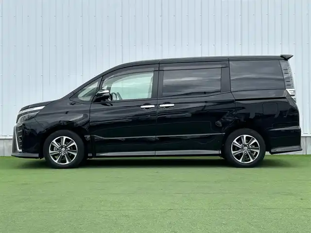 トヨタ ヴォクシー ZS 煌Ⅲ 香川県 2021(令3)年 2.6万km ブラック トヨタセーフティーセンス/・プリクラッシュ（衝突軽減）/・LDA（車線逸脱警報）/純正9インチSDナビ/純正12インチフリップダウン/両側電動スライドドア/ハーフレザーシート/革巻きステアリング/ステアリングリモコン/クルーズコントロール/前席USBポート/リアロールサンシェード/LEDヘッドライト/LEDフォグライト/ビルトインETC/純正16インチアルミ/スマートキー/プッシュスタート