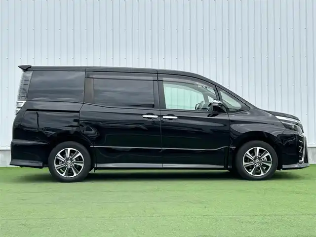 トヨタ ヴォクシー ZS 煌Ⅲ 香川県 2021(令3)年 2.6万km ブラック トヨタセーフティーセンス/・プリクラッシュ（衝突軽減）/・LDA（車線逸脱警報）/純正9インチSDナビ/純正12インチフリップダウン/両側電動スライドドア/ハーフレザーシート/革巻きステアリング/ステアリングリモコン/クルーズコントロール/前席USBポート/リアロールサンシェード/LEDヘッドライト/LEDフォグライト/ビルトインETC/純正16インチアルミ/スマートキー/プッシュスタート