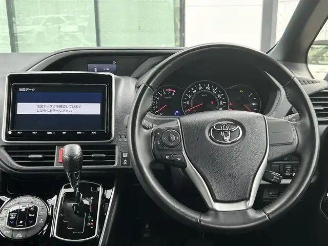 トヨタ ヴォクシー ZS 煌Ⅲ 香川県 2021(令3)年 2.6万km ブラック トヨタセーフティーセンス/・プリクラッシュ（衝突軽減）/・LDA（車線逸脱警報）/純正9インチSDナビ/純正12インチフリップダウン/両側電動スライドドア/ハーフレザーシート/革巻きステアリング/ステアリングリモコン/クルーズコントロール/前席USBポート/リアロールサンシェード/LEDヘッドライト/LEDフォグライト/ビルトインETC/純正16インチアルミ/スマートキー/プッシュスタート