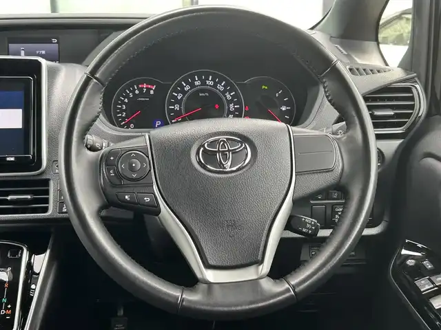 トヨタ ヴォクシー ZS 煌Ⅲ 香川県 2021(令3)年 2.6万km ブラック トヨタセーフティーセンス/・プリクラッシュ（衝突軽減）/・LDA（車線逸脱警報）/純正9インチSDナビ/純正12インチフリップダウン/両側電動スライドドア/ハーフレザーシート/革巻きステアリング/ステアリングリモコン/クルーズコントロール/前席USBポート/リアロールサンシェード/LEDヘッドライト/LEDフォグライト/ビルトインETC/純正16インチアルミ/スマートキー/プッシュスタート