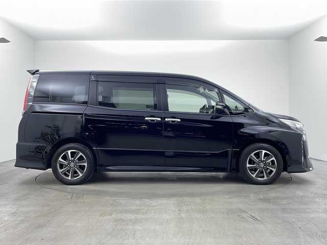 トヨタ ノア Si ダブルバイビーⅡ 兵庫県 2019(平31)年 4.7万km ブラック ・純正10インチナビ（NSZN-Z68T）CD/DVD/Bluetooth/TV/・純正12.1インチフリップダウンモニター/・両側パワースライドドア/・Toyota　Safety　Sense/プリクラッシュセーフティ/レーンディパーチャーアラート/オートマチックハイビーム/・先行車発進告知機能/・パーキングサポートブレーキ/・クルーズコントロール/・純正16インチアルミホイール/・純正フロアマット/・ＬＥＤヘッドライト/・フォグランプ/・オートライト/・社外レーダー探知機/・スマートキー/・プッシュスタート