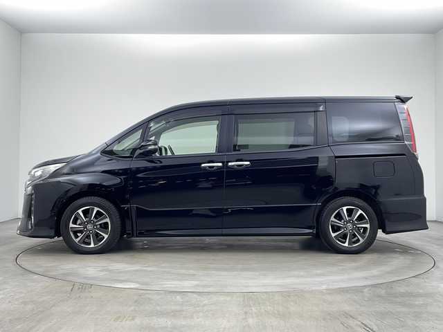 トヨタ ノア Si ダブルバイビーⅡ 兵庫県 2019(平31)年 4.7万km ブラック ・純正10インチナビ（NSZN-Z68T）CD/DVD/Bluetooth/TV/・純正12.1インチフリップダウンモニター/・両側パワースライドドア/・Toyota　Safety　Sense/プリクラッシュセーフティ/レーンディパーチャーアラート/オートマチックハイビーム/・先行車発進告知機能/・パーキングサポートブレーキ/・クルーズコントロール/・純正16インチアルミホイール/・純正フロアマット/・ＬＥＤヘッドライト/・フォグランプ/・オートライト/・社外レーダー探知機/・スマートキー/・プッシュスタート