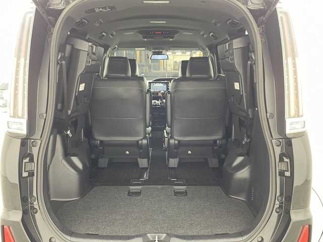 トヨタ ノア Si ダブルバイビーⅡ 兵庫県 2019(平31)年 4.7万km ブラック ・純正10インチナビ（NSZN-Z68T）CD/DVD/Bluetooth/TV/・純正12.1インチフリップダウンモニター/・両側パワースライドドア/・Toyota　Safety　Sense/プリクラッシュセーフティ/レーンディパーチャーアラート/オートマチックハイビーム/・先行車発進告知機能/・パーキングサポートブレーキ/・クルーズコントロール/・純正16インチアルミホイール/・純正フロアマット/・ＬＥＤヘッドライト/・フォグランプ/・オートライト/・社外レーダー探知機/・スマートキー/・プッシュスタート