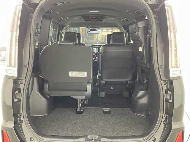 トヨタ ノア Si ダブルバイビーⅡ 兵庫県 2019(平31)年 4.7万km ブラック ・純正10インチナビ（NSZN-Z68T）CD/DVD/Bluetooth/TV/・純正12.1インチフリップダウンモニター/・両側パワースライドドア/・Toyota　Safety　Sense/プリクラッシュセーフティ/レーンディパーチャーアラート/オートマチックハイビーム/・先行車発進告知機能/・パーキングサポートブレーキ/・クルーズコントロール/・純正16インチアルミホイール/・純正フロアマット/・ＬＥＤヘッドライト/・フォグランプ/・オートライト/・社外レーダー探知機/・スマートキー/・プッシュスタート