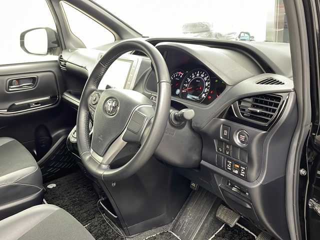 トヨタ ノア Si ダブルバイビーⅡ 兵庫県 2019(平31)年 4.7万km ブラック ・純正10インチナビ（NSZN-Z68T）CD/DVD/Bluetooth/TV/・純正12.1インチフリップダウンモニター/・両側パワースライドドア/・Toyota　Safety　Sense/プリクラッシュセーフティ/レーンディパーチャーアラート/オートマチックハイビーム/・先行車発進告知機能/・パーキングサポートブレーキ/・クルーズコントロール/・純正16インチアルミホイール/・純正フロアマット/・ＬＥＤヘッドライト/・フォグランプ/・オートライト/・社外レーダー探知機/・スマートキー/・プッシュスタート