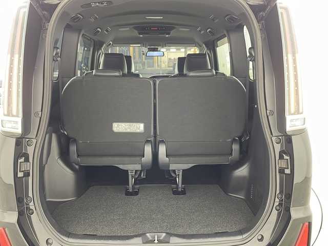 トヨタ ノア Si ダブルバイビーⅡ 兵庫県 2019(平31)年 4.7万km ブラック ・純正10インチナビ（NSZN-Z68T）CD/DVD/Bluetooth/TV/・純正12.1インチフリップダウンモニター/・両側パワースライドドア/・Toyota　Safety　Sense/プリクラッシュセーフティ/レーンディパーチャーアラート/オートマチックハイビーム/・先行車発進告知機能/・パーキングサポートブレーキ/・クルーズコントロール/・純正16インチアルミホイール/・純正フロアマット/・ＬＥＤヘッドライト/・フォグランプ/・オートライト/・社外レーダー探知機/・スマートキー/・プッシュスタート