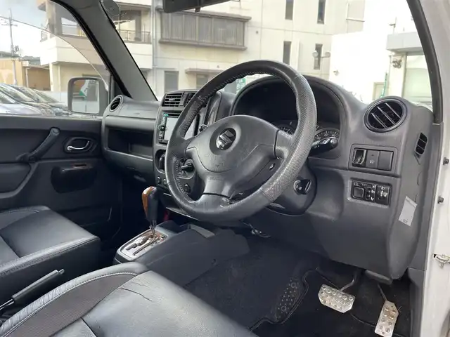 スズキ ジムニー クロスアドベンチャー XC 岡山県 2011(平23)年 7.5万km パールホワイト 登録時走行距離75085ｋｍ/社外メモリナビ/(AM/FM/DISC)/バックカメラ/4WD/ETC/純正フロアマット/純正16インチアルミホイール/革シート/ワンセグTV/運転席シートヒーター/保証書/取扱説明書/スペアキー1本