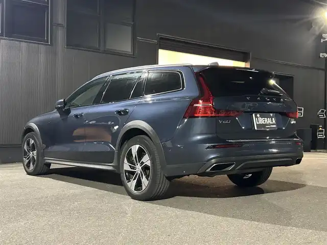 ボルボ Ｖ６０ クロスカントリー B5 AWD 岐阜県 2021(令3)年 4.9万km 青 City Safety　/　衝突回避・被害軽減ブレーキシステム/　歩行者サイクリスト大型動物検知機能/　インターセクションサポート　右折時対向車検知機能/　対向車対応機能/　ステアリング・サポート　衝突回避支援機能/オンカミング・レーン・ミティゲーション/全車速追従機能付ACC/パイロット・アシスト/後車衝突回避支援機能付ブラインドスポットインフォメーションシステム/レーンチェンジマージエイド/レーンキーピングエイド/衝突回避・被害軽減ブレーキ機能付CTA/ロードサインインフォメーション/ランオフロードプロテクション　道路逸脱事故時保護機能/衝撃吸収機構付フロントシート/ランオフロードミティゲーション　道路逸脱回避支援機能/被追突時警告機能　静止時ブレーキ維持機能付/360°ビューカメラ/衝突時ブレーキ維持機能/レザーパッケージ/　本革シート/　フロントシートヒーター/　運転席8ウェイパワーシート/　助手席8ウェイパワーシート/　パワーテールゲートハンズフリーオープニングクロージング機構付/クライメートパッケージ /　ステアリングホイールヒーター/　リアシートヒーター