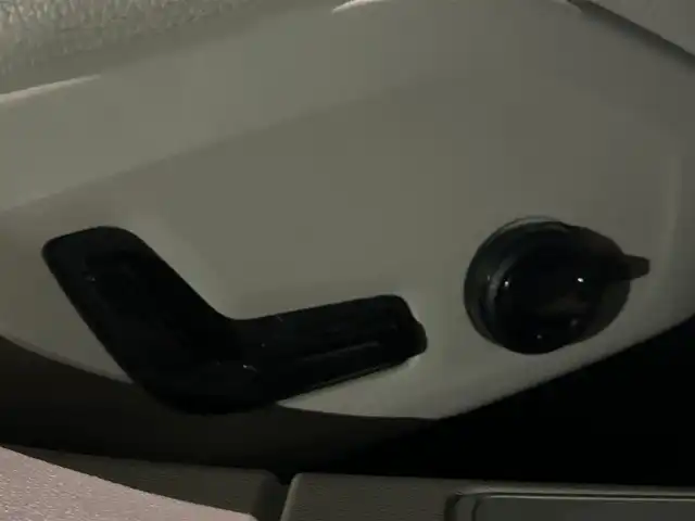 ボルボ Ｖ６０ クロスカントリー B5 AWD 岐阜県 2021(令3)年 4.9万km 青 City Safety　/　衝突回避・被害軽減ブレーキシステム/　歩行者サイクリスト大型動物検知機能/　インターセクションサポート　右折時対向車検知機能/　対向車対応機能/　ステアリング・サポート　衝突回避支援機能/オンカミング・レーン・ミティゲーション/全車速追従機能付ACC/パイロット・アシスト/後車衝突回避支援機能付ブラインドスポットインフォメーションシステム/レーンチェンジマージエイド/レーンキーピングエイド/衝突回避・被害軽減ブレーキ機能付CTA/ロードサインインフォメーション/ランオフロードプロテクション　道路逸脱事故時保護機能/衝撃吸収機構付フロントシート/ランオフロードミティゲーション　道路逸脱回避支援機能/被追突時警告機能　静止時ブレーキ維持機能付/360°ビューカメラ/衝突時ブレーキ維持機能/レザーパッケージ/　本革シート/　フロントシートヒーター/　運転席8ウェイパワーシート/　助手席8ウェイパワーシート/　パワーテールゲートハンズフリーオープニングクロージング機構付/クライメートパッケージ /　ステアリングホイールヒーター/　リアシートヒーター