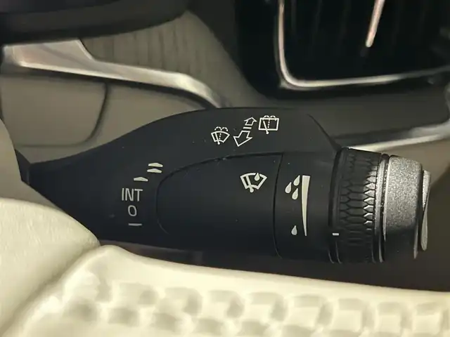 ボルボ Ｖ６０ クロスカントリー B5 AWD 岐阜県 2021(令3)年 4.9万km 青 City Safety　/　衝突回避・被害軽減ブレーキシステム/　歩行者サイクリスト大型動物検知機能/　インターセクションサポート　右折時対向車検知機能/　対向車対応機能/　ステアリング・サポート　衝突回避支援機能/オンカミング・レーン・ミティゲーション/全車速追従機能付ACC/パイロット・アシスト/後車衝突回避支援機能付ブラインドスポットインフォメーションシステム/レーンチェンジマージエイド/レーンキーピングエイド/衝突回避・被害軽減ブレーキ機能付CTA/ロードサインインフォメーション/ランオフロードプロテクション　道路逸脱事故時保護機能/衝撃吸収機構付フロントシート/ランオフロードミティゲーション　道路逸脱回避支援機能/被追突時警告機能　静止時ブレーキ維持機能付/360°ビューカメラ/衝突時ブレーキ維持機能/レザーパッケージ/　本革シート/　フロントシートヒーター/　運転席8ウェイパワーシート/　助手席8ウェイパワーシート/　パワーテールゲートハンズフリーオープニングクロージング機構付/クライメートパッケージ /　ステアリングホイールヒーター/　リアシートヒーター