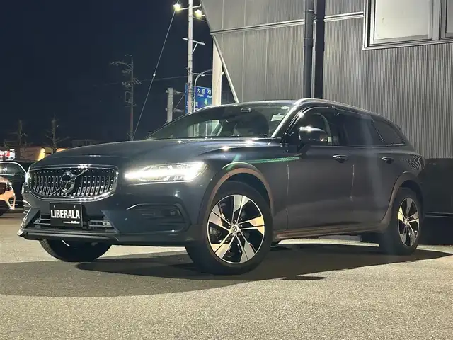 ボルボ Ｖ６０ クロスカントリー B5 AWD 岐阜県 2021(令3)年 4.9万km 青 City Safety　/　衝突回避・被害軽減ブレーキシステム/　歩行者サイクリスト大型動物検知機能/　インターセクションサポート　右折時対向車検知機能/　対向車対応機能/　ステアリング・サポート　衝突回避支援機能/オンカミング・レーン・ミティゲーション/全車速追従機能付ACC/パイロット・アシスト/後車衝突回避支援機能付ブラインドスポットインフォメーションシステム/レーンチェンジマージエイド/レーンキーピングエイド/衝突回避・被害軽減ブレーキ機能付CTA/ロードサインインフォメーション/ランオフロードプロテクション　道路逸脱事故時保護機能/衝撃吸収機構付フロントシート/ランオフロードミティゲーション　道路逸脱回避支援機能/被追突時警告機能　静止時ブレーキ維持機能付/360°ビューカメラ/衝突時ブレーキ維持機能/レザーパッケージ/　本革シート/　フロントシートヒーター/　運転席8ウェイパワーシート/　助手席8ウェイパワーシート/　パワーテールゲートハンズフリーオープニングクロージング機構付/クライメートパッケージ /　ステアリングホイールヒーター/　リアシートヒーター