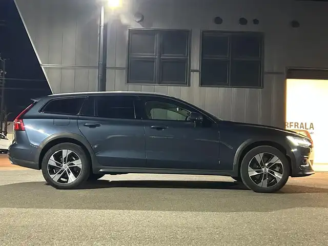 ボルボ Ｖ６０ クロスカントリー B5 AWD 岐阜県 2021(令3)年 4.9万km 青 City Safety　/　衝突回避・被害軽減ブレーキシステム/　歩行者サイクリスト大型動物検知機能/　インターセクションサポート　右折時対向車検知機能/　対向車対応機能/　ステアリング・サポート　衝突回避支援機能/オンカミング・レーン・ミティゲーション/全車速追従機能付ACC/パイロット・アシスト/後車衝突回避支援機能付ブラインドスポットインフォメーションシステム/レーンチェンジマージエイド/レーンキーピングエイド/衝突回避・被害軽減ブレーキ機能付CTA/ロードサインインフォメーション/ランオフロードプロテクション　道路逸脱事故時保護機能/衝撃吸収機構付フロントシート/ランオフロードミティゲーション　道路逸脱回避支援機能/被追突時警告機能　静止時ブレーキ維持機能付/360°ビューカメラ/衝突時ブレーキ維持機能/レザーパッケージ/　本革シート/　フロントシートヒーター/　運転席8ウェイパワーシート/　助手席8ウェイパワーシート/　パワーテールゲートハンズフリーオープニングクロージング機構付/クライメートパッケージ /　ステアリングホイールヒーター/　リアシートヒーター