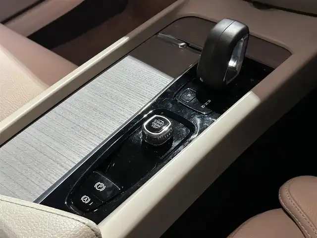 ボルボ Ｖ６０ クロスカントリー B5 AWD 岐阜県 2021(令3)年 4.9万km 青 City Safety　/　衝突回避・被害軽減ブレーキシステム/　歩行者サイクリスト大型動物検知機能/　インターセクションサポート　右折時対向車検知機能/　対向車対応機能/　ステアリング・サポート　衝突回避支援機能/オンカミング・レーン・ミティゲーション/全車速追従機能付ACC/パイロット・アシスト/後車衝突回避支援機能付ブラインドスポットインフォメーションシステム/レーンチェンジマージエイド/レーンキーピングエイド/衝突回避・被害軽減ブレーキ機能付CTA/ロードサインインフォメーション/ランオフロードプロテクション　道路逸脱事故時保護機能/衝撃吸収機構付フロントシート/ランオフロードミティゲーション　道路逸脱回避支援機能/被追突時警告機能　静止時ブレーキ維持機能付/360°ビューカメラ/衝突時ブレーキ維持機能/レザーパッケージ/　本革シート/　フロントシートヒーター/　運転席8ウェイパワーシート/　助手席8ウェイパワーシート/　パワーテールゲートハンズフリーオープニングクロージング機構付/クライメートパッケージ /　ステアリングホイールヒーター/　リアシートヒーター