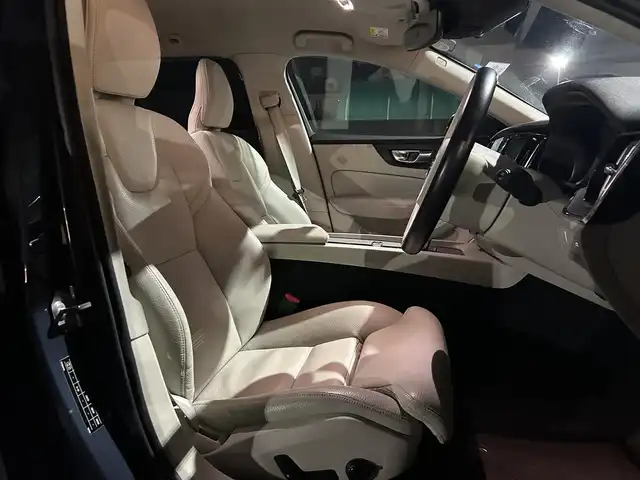 ボルボ Ｖ６０ クロスカントリー B5 AWD 岐阜県 2021(令3)年 4.9万km 青 City Safety　/　衝突回避・被害軽減ブレーキシステム/　歩行者サイクリスト大型動物検知機能/　インターセクションサポート　右折時対向車検知機能/　対向車対応機能/　ステアリング・サポート　衝突回避支援機能/オンカミング・レーン・ミティゲーション/全車速追従機能付ACC/パイロット・アシスト/後車衝突回避支援機能付ブラインドスポットインフォメーションシステム/レーンチェンジマージエイド/レーンキーピングエイド/衝突回避・被害軽減ブレーキ機能付CTA/ロードサインインフォメーション/ランオフロードプロテクション　道路逸脱事故時保護機能/衝撃吸収機構付フロントシート/ランオフロードミティゲーション　道路逸脱回避支援機能/被追突時警告機能　静止時ブレーキ維持機能付/360°ビューカメラ/衝突時ブレーキ維持機能/レザーパッケージ/　本革シート/　フロントシートヒーター/　運転席8ウェイパワーシート/　助手席8ウェイパワーシート/　パワーテールゲートハンズフリーオープニングクロージング機構付/クライメートパッケージ /　ステアリングホイールヒーター/　リアシートヒーター