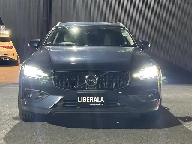 ボルボ Ｖ６０ クロスカントリー B5 AWD 岐阜県 2021(令3)年 4.9万km 青 City Safety　/　衝突回避・被害軽減ブレーキシステム/　歩行者サイクリスト大型動物検知機能/　インターセクションサポート　右折時対向車検知機能/　対向車対応機能/　ステアリング・サポート　衝突回避支援機能/オンカミング・レーン・ミティゲーション/全車速追従機能付ACC/パイロット・アシスト/後車衝突回避支援機能付ブラインドスポットインフォメーションシステム/レーンチェンジマージエイド/レーンキーピングエイド/衝突回避・被害軽減ブレーキ機能付CTA/ロードサインインフォメーション/ランオフロードプロテクション　道路逸脱事故時保護機能/衝撃吸収機構付フロントシート/ランオフロードミティゲーション　道路逸脱回避支援機能/被追突時警告機能　静止時ブレーキ維持機能付/360°ビューカメラ/衝突時ブレーキ維持機能/レザーパッケージ/　本革シート/　フロントシートヒーター/　運転席8ウェイパワーシート/　助手席8ウェイパワーシート/　パワーテールゲートハンズフリーオープニングクロージング機構付/クライメートパッケージ /　ステアリングホイールヒーター/　リアシートヒーター