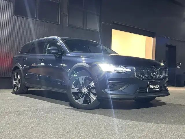 ボルボ Ｖ６０ クロスカントリー B5 AWD 岐阜県 2021(令3)年 4.9万km 青 City Safety　/　衝突回避・被害軽減ブレーキシステム/　歩行者サイクリスト大型動物検知機能/　インターセクションサポート　右折時対向車検知機能/　対向車対応機能/　ステアリング・サポート　衝突回避支援機能/オンカミング・レーン・ミティゲーション/全車速追従機能付ACC/パイロット・アシスト/後車衝突回避支援機能付ブラインドスポットインフォメーションシステム/レーンチェンジマージエイド/レーンキーピングエイド/衝突回避・被害軽減ブレーキ機能付CTA/ロードサインインフォメーション/ランオフロードプロテクション　道路逸脱事故時保護機能/衝撃吸収機構付フロントシート/ランオフロードミティゲーション　道路逸脱回避支援機能/被追突時警告機能　静止時ブレーキ維持機能付/360°ビューカメラ/衝突時ブレーキ維持機能/レザーパッケージ/　本革シート/　フロントシートヒーター/　運転席8ウェイパワーシート/　助手席8ウェイパワーシート/　パワーテールゲートハンズフリーオープニングクロージング機構付/クライメートパッケージ /　ステアリングホイールヒーター/　リアシートヒーター