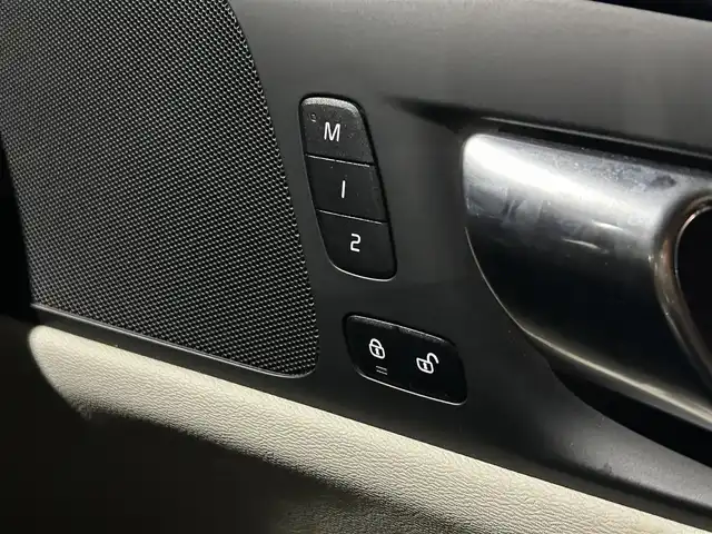 ボルボ Ｖ６０ クロスカントリー B5 AWD 岐阜県 2021(令3)年 4.9万km 青 City Safety　/　衝突回避・被害軽減ブレーキシステム/　歩行者サイクリスト大型動物検知機能/　インターセクションサポート　右折時対向車検知機能/　対向車対応機能/　ステアリング・サポート　衝突回避支援機能/オンカミング・レーン・ミティゲーション/全車速追従機能付ACC/パイロット・アシスト/後車衝突回避支援機能付ブラインドスポットインフォメーションシステム/レーンチェンジマージエイド/レーンキーピングエイド/衝突回避・被害軽減ブレーキ機能付CTA/ロードサインインフォメーション/ランオフロードプロテクション　道路逸脱事故時保護機能/衝撃吸収機構付フロントシート/ランオフロードミティゲーション　道路逸脱回避支援機能/被追突時警告機能　静止時ブレーキ維持機能付/360°ビューカメラ/衝突時ブレーキ維持機能/レザーパッケージ/　本革シート/　フロントシートヒーター/　運転席8ウェイパワーシート/　助手席8ウェイパワーシート/　パワーテールゲートハンズフリーオープニングクロージング機構付/クライメートパッケージ /　ステアリングホイールヒーター/　リアシートヒーター