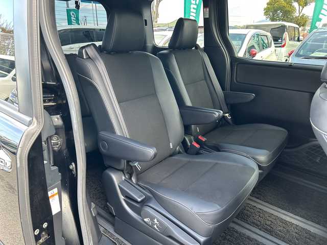 トヨタ ノア ハイブリッド Si ダブルバイビー 大阪府 2018(平30)年 5.1万km ブラック トヨタセーフティセンス　純正１０型ナビ　フリップダウンモニター　バックカメラ　両側パワースライドドア　前席シートヒーター　ハーフレザーシート　クルーズコントロール　前後ドラレコ　ＥＴＣ　ＬＥＤオートライト　ＣＤ　ＤＶＤ　ＢＴ　フルセグTV