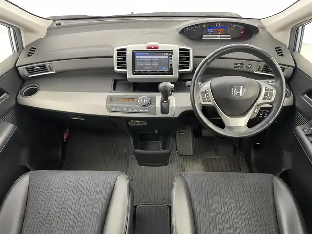 ホンダ フリード ハイブリット ジャストセレクション 埼玉県 2013(平25)年 4.1万km プレミアムブルーオパールメタリック 純正ナビ　/ビルトインＥＴＣ　/前後ドライブレコーダー　/バックカメラ　/横滑り防止装置　/クルーズコントロール　/ＡＢＳ　/両側パワースライド　/ハーフレザー　/ＬＥＤヘッドライト　/オートライト　/純正フロアマット/3列シート