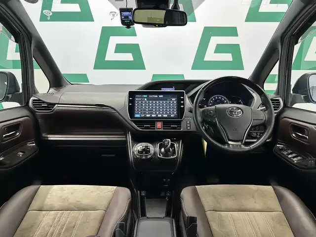 トヨタ エスクァイア ハイブリッド Gi プレミアムパッケージ 鹿児島県 2018(平30)年 7.1万km ブラック 禁煙車/純正ナビ/両側パワースライドドア/全方位ドライブレコーダー（HDR360G）/ビルトインETC/ステアリングヒーター/クルーズコントロール/レーンキープアシスト/TRC/自動防眩インナーミラー/AC100V/LEDヘッドライト/オートマチックハイビーム/純正フロアマット/ハーフレザーシート/後席ロール式サンシェード/後席バックテーブル/ステアリングリモコン/電格ミラー
